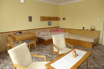 Prodej prostorného cihlového bytu 3+1 s balkonem a zahradou - 5