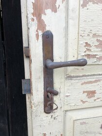 Staré dřevěné dveře s kováním - levé - 5