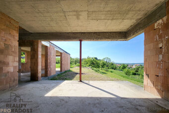 Stavební pozemek o velikosti 1443 m2 s hrubou stavbou RD a k - 5