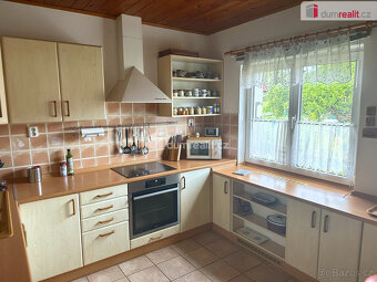 Krásný dvougenerační dům s garáží, rybníkem, velkou zahradou - 5