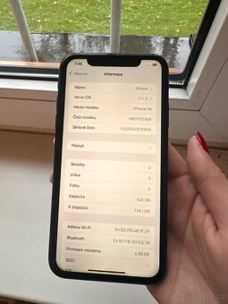 Apple iPhone Xr v černé barvě 128 GB - 5