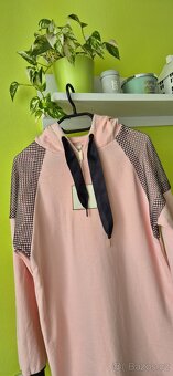 Elegantní mikinové šaty s ozdobnou síťovinou s kamínky - 5