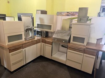 Kvalitní Moderní rohová kuchyňská linka s dřezem, mikrovlnko - 5