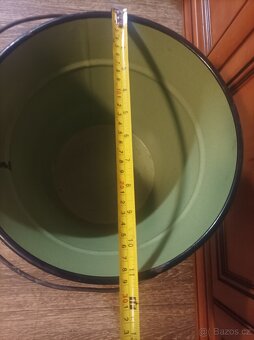 Starý smaltovaný kbelík. - 5