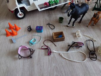 Schleich Jízdárna s mobilní veterinou - 5