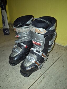 Prodám sjezdové lyže Fischer, lyžáky, hůlky - 5