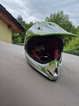 Prodám dětskou motokros přilbu - 5