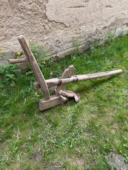 Staré pluhy a obracáky za koně vhodné i jako dekorace - 5
