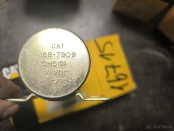 Sestava magnetického spínače Cat® (12 V)
- 5