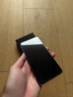 Samsung Galaxy S24 256GB šedý - 5