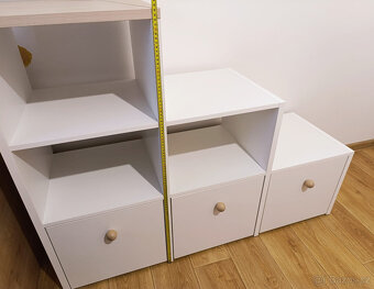 Bílá komoda s úložnými boxy - 5