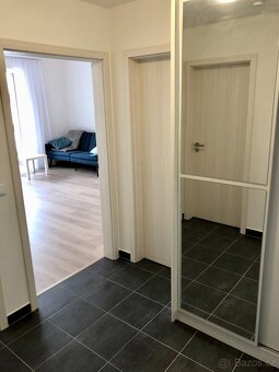 Pronájem bytu 2+kk s lodžií, garážovým stáním a sklepem – Hr - 5
