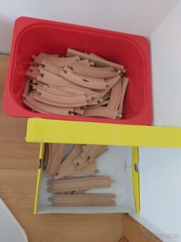 Dřevěné koleje s vláčky a dalším příslušenstvím - 5