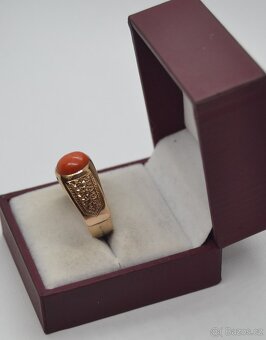 Starý zlatý prsten s korálem zdobený - 5