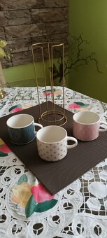 Zánovní 3 ks hrnky +stojan,vše za 45,-kč. - 5