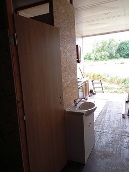 Prodám návěs předělaný na obytný návěs,karavan - 5