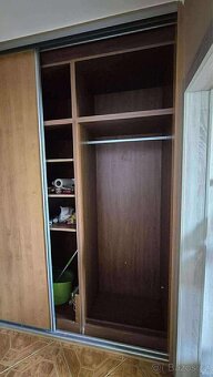 Posuvné dveře šatní skříně se zrcadlem + skříň - 5