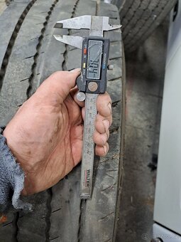 2 vodicí kola 295/80 R 22,5" - 5