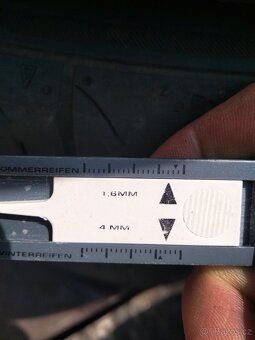 Prodám pneu  235/45 r18 - 5
