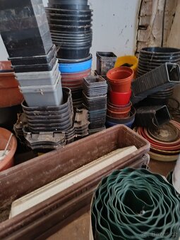 Mix květináčů, obrubníků, sadbovačů za celkem 200 Kč - 5