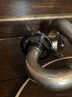 Starožitný gramofon na kliku se skříní - 5