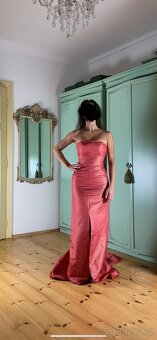 Minimalistické luxusní hedvábné nové plesové šaty s vlečkou - 5