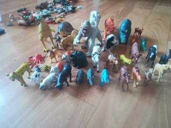 Plastové zvířátka a jiné hračky - 5