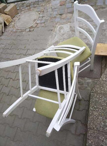 Bílé dřevěné židle s polstrovaným sedákem - 5