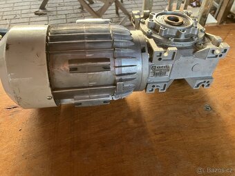 Elektromotor 0,37 kW třífázový , 1400 ot/min - 5