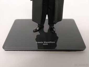Figurka Lewis Hamilton v obleku, Ferrari, 1:18 - 5