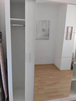 Velká trojdílná šatní skříň. - 5