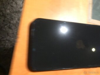Iphone SE 2020, 64 GB, baterie 75%, praskliny skla displeje - 5
