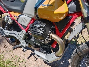 Moto Guzzi V85TT najeto pouze 7.800km top stav - 5