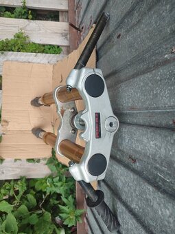 Přední vidlice SHOWA - 5