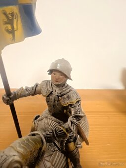Schleich rytíř s praporem na koni - 5