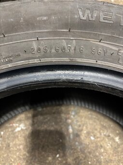 Humy Nokian Wetproof 205/60 R16 - 5