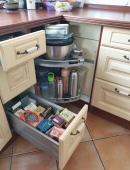 Moderní kuchyňská linka se spotřebiči - 5