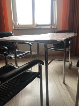 Prodám funkcionalistický stůl a 4 kožená jídelní křesla - 5