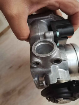 Nová škrtící klapka 1.8T 20V - 5