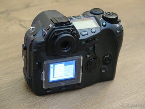 Olympus E-system E-1 tělo + grip HLD-2 na díly - 5