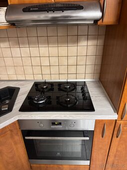 Prodám kompletní rohovou kuchyňskou linku i se spotřebiči - 5