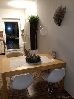 Jídelní stůl a 4 židle - 5