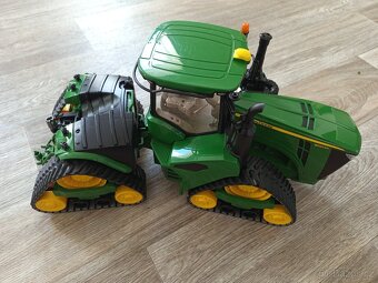 Pásový traktor Bruder John Deere 4055 - 5