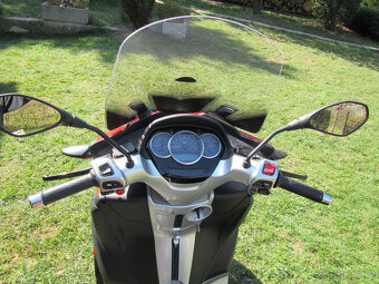 Prodám skútr Piaggio MP3 300 LT, řidičák B, jen 14 tis. km - 5
