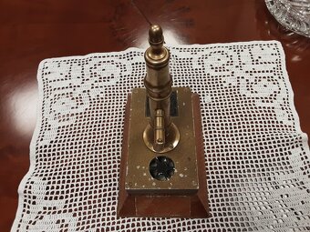 Retro mosazný model staré vodní pumpy - 5