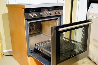 Nerezový vestavný sporák Siemens HE764560 , vyjížděcí dveře - 5