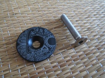 Nová hliníková krytka představce 1 1/8" VYCE Stem Cap - 5