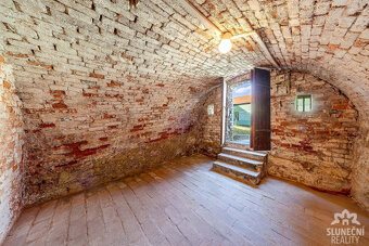 Prodej stavebního pozemku s vinným sklepem, 140 m², Polešovi - 5