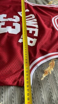 Dres Kobe Bryant ze střední. - 5