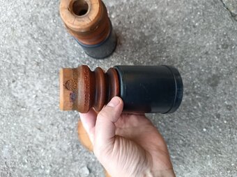 Škoda, uložení tlumičů a krytky - 5